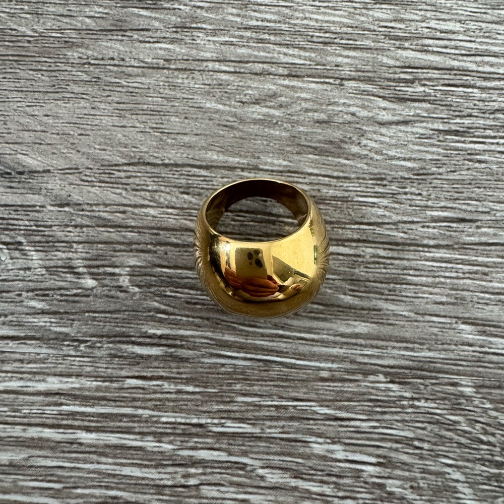 Commence NWT Gold Pleated Stainless Still Ring Globe Accent Jewellery Minimalist - Picture 3 of 4